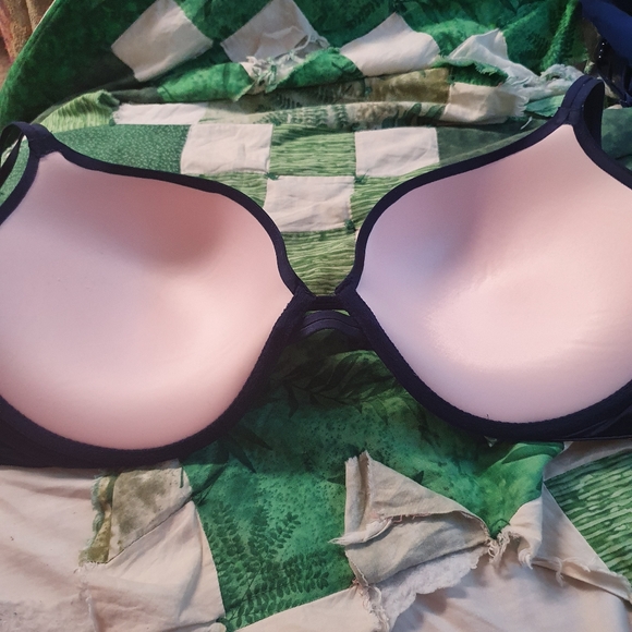 Victoria secret bra EUC - Picture 2 of 5